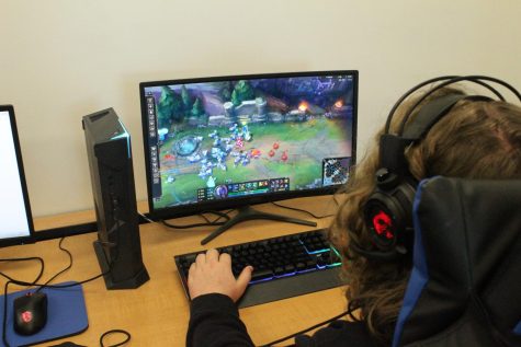 Photo courtesy of Jacob Hodell featuring Dorian Thomas from the Alfa team playing League of Legends. 