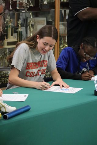 Caroline Chapman signing her letter of intent. Photo credits to Lucien Cormier.