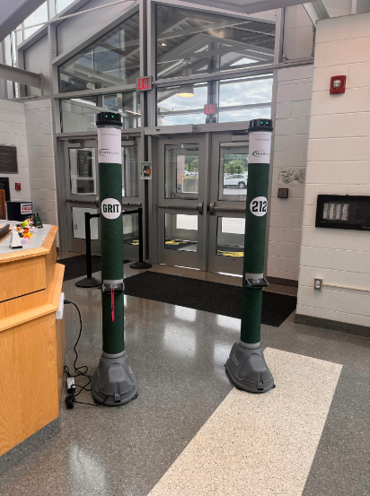A close up of the new detectors in the front vestibule of the high school.
Un primer plano de los nuevos detectores en el vestíbulo delantero de la escuela secundaria.