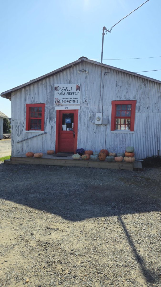 Picture of the main entrance to S&J Farm Stand.