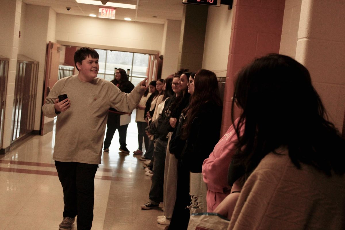 Lucckese starts the meeting with an icebreaker game. In this game, everyone lines up from who has the least to most siblings.
