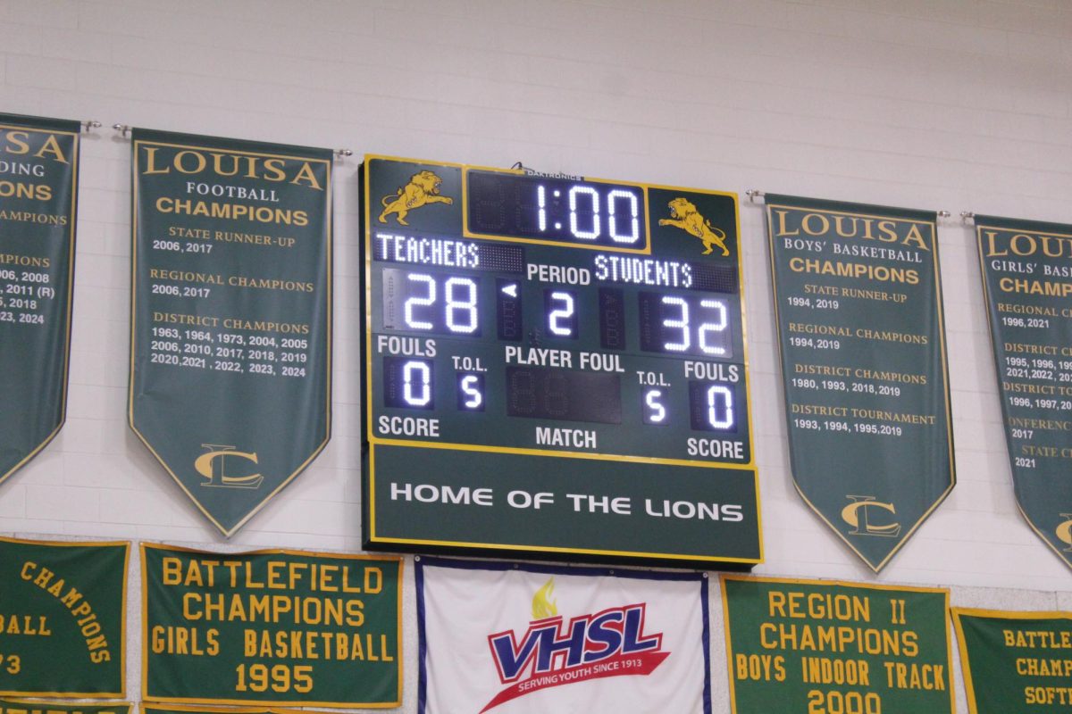 The game comes to a close with a score of 28-32 in favor of the seniors. 