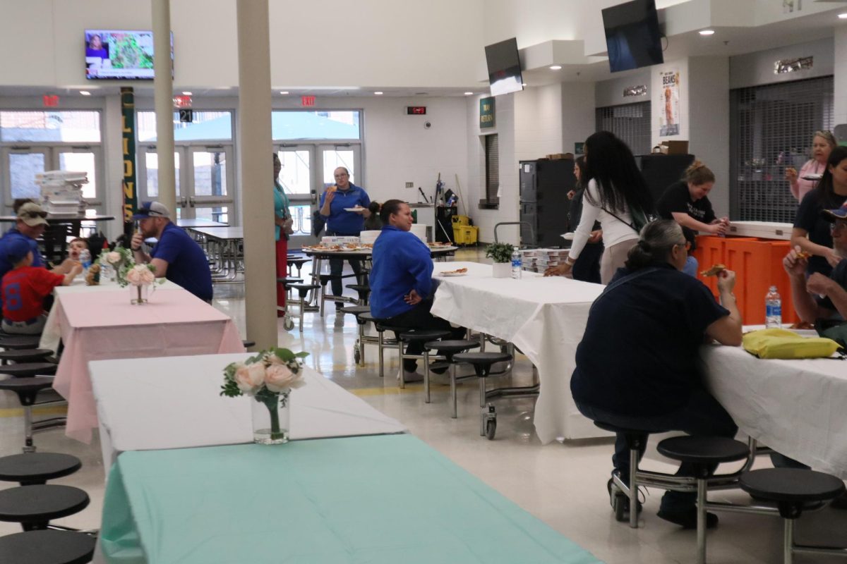 As the expo came to an end, people started to gather in the cafeteria for pizza and drinks. 

